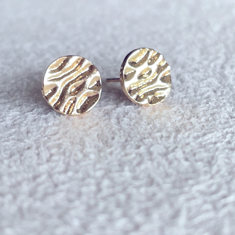 Drape circle gold studs